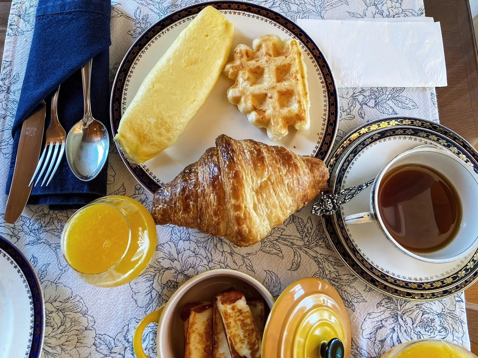 Café da manhã artesanal sobre toalha de linho com pães e croissants
