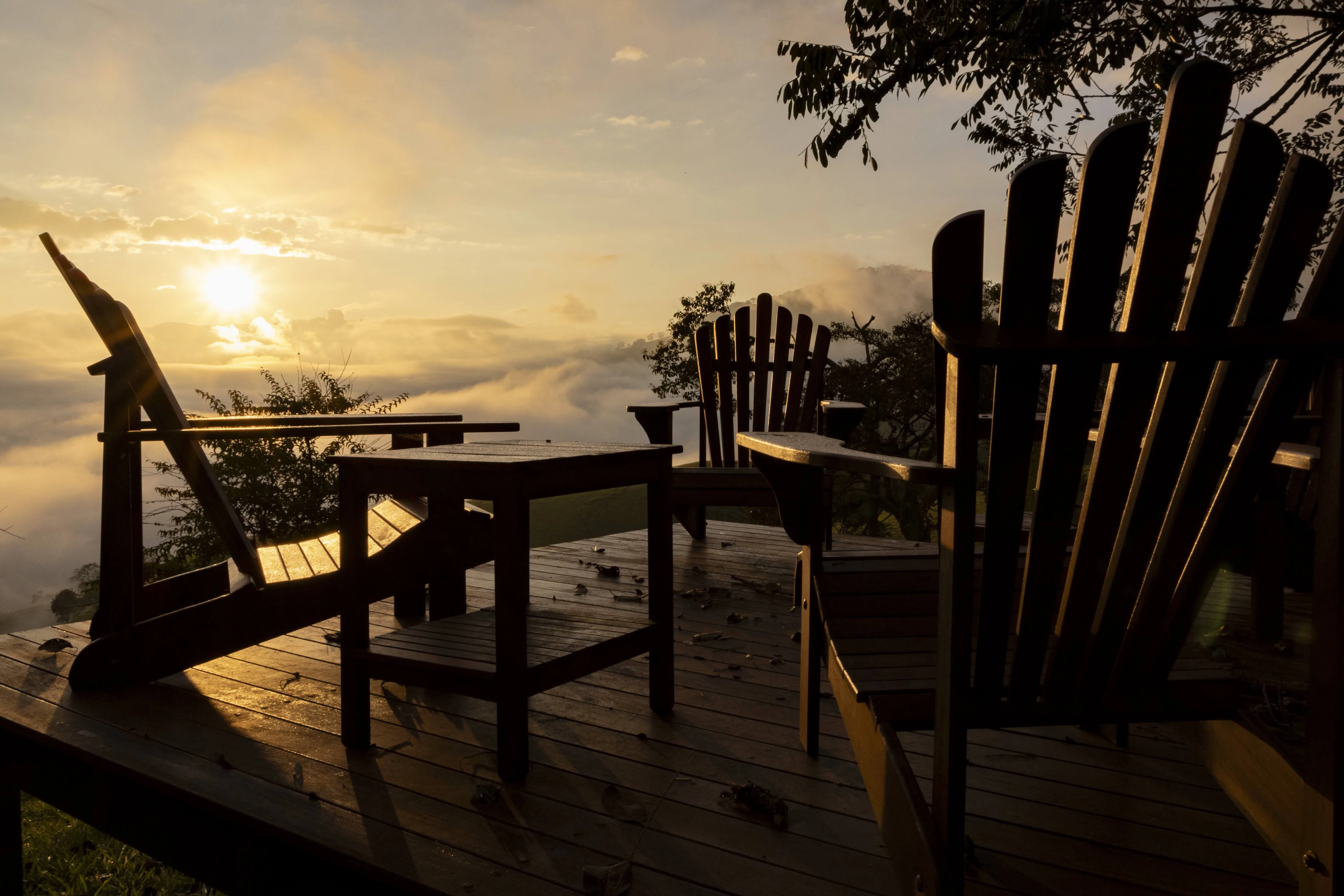 Deck com cadeiras de madeira ao amanhecer na Serra da Mantiqueira