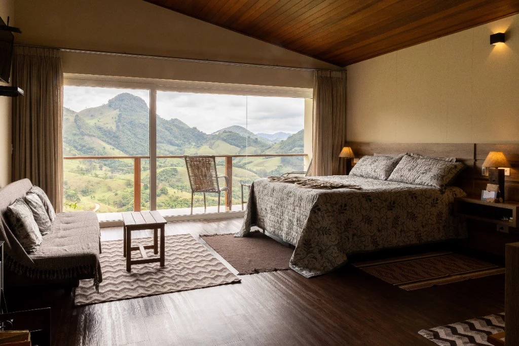 Interior acolhedor de chalé na Serra da Mantiqueira com vista panorâmica para as montanhas