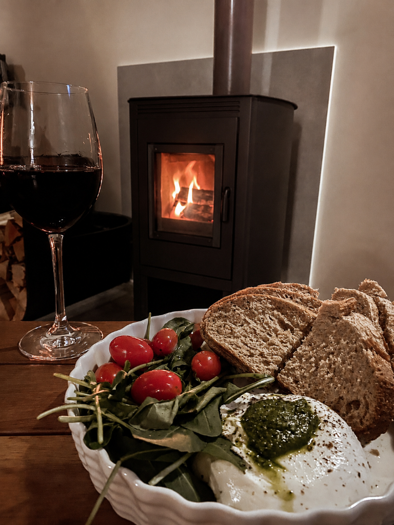Lareira acesa no chalé da Pousada Terra dos Pássaros
