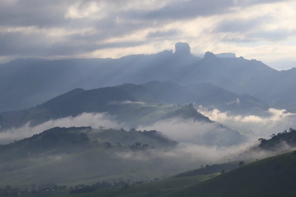 Vista da Pedra do Baú com neblina nos vales da Serra da Mantiqueira