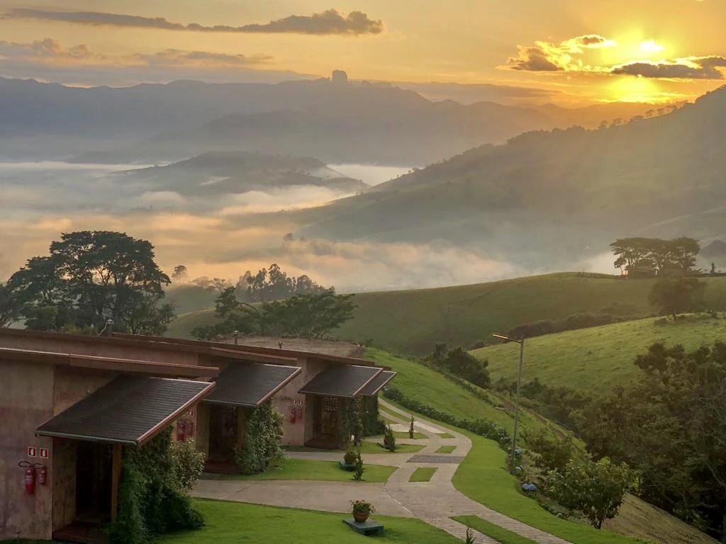 Amanhecer com neblina nos vales visto dos chalés