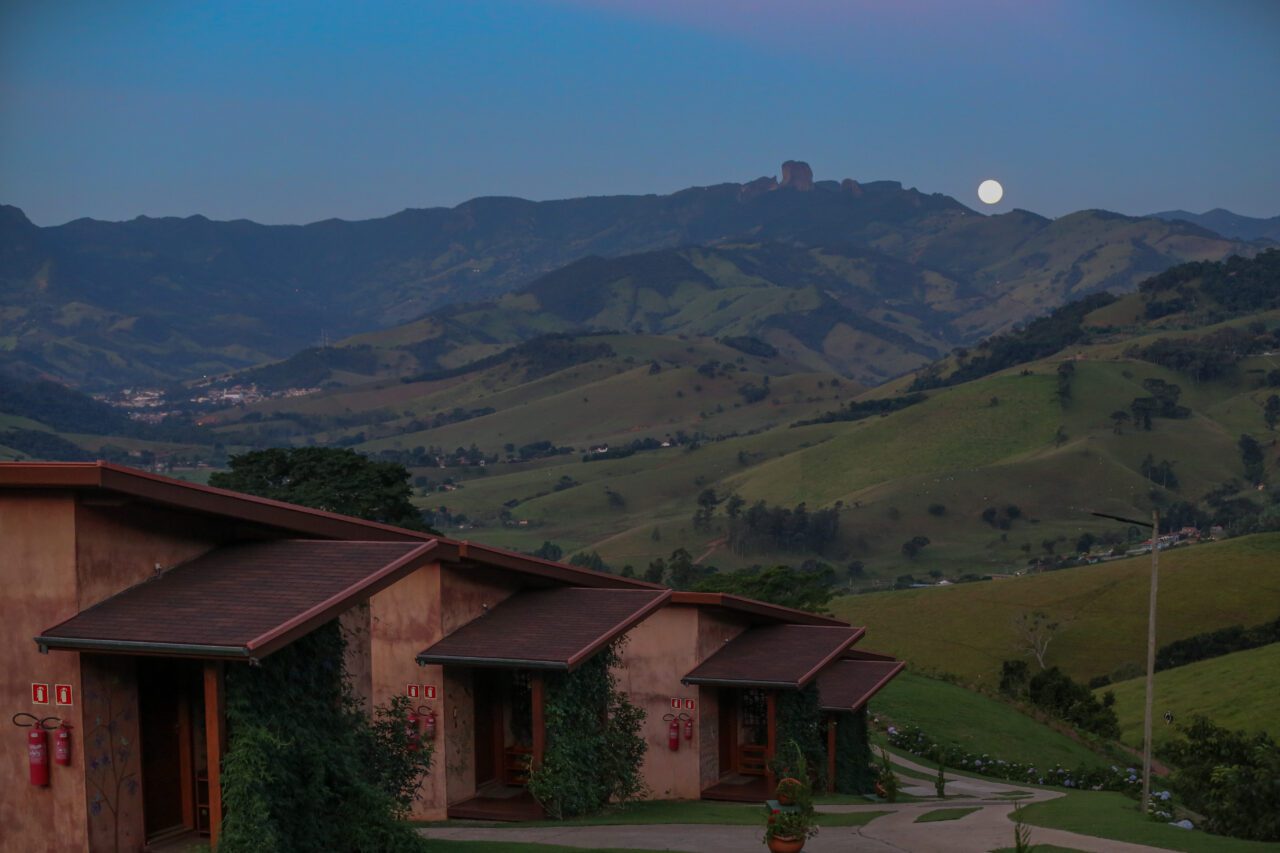 Vista do nascer da lua próxima à Pedra do Baú e a cidade de São Bento do Sapucaí